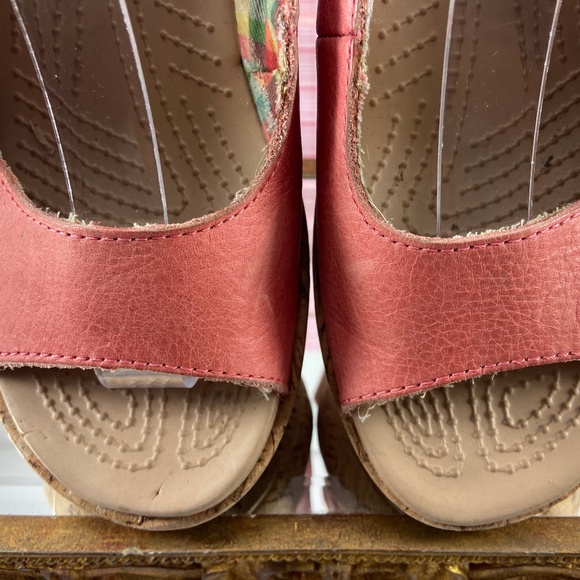 CROCS wedge sandals. - Picture 9 of 14